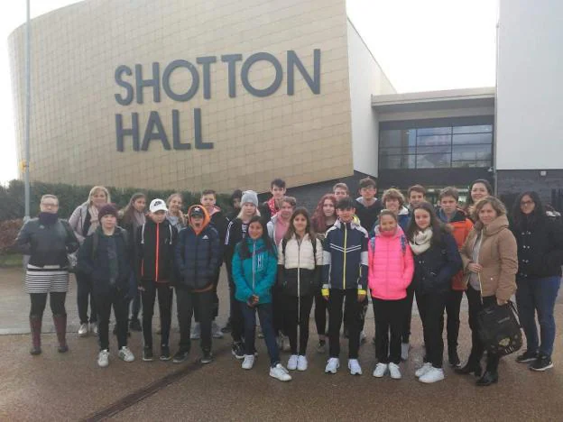 Los alumnos del Paidos durante su visita al colegio Academy Shotton Hall en Inglaterra. 