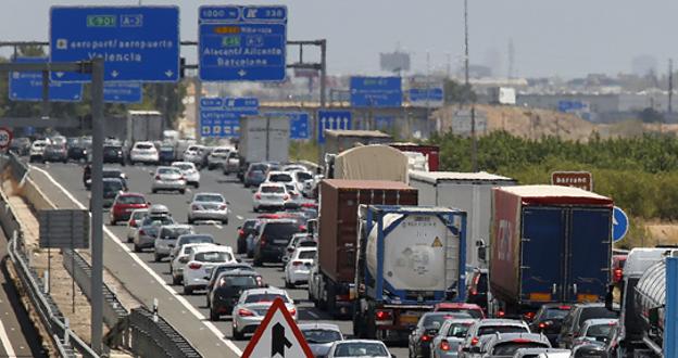 Uno de los enlaces entre las autovías A-3 y A-7, con retención.