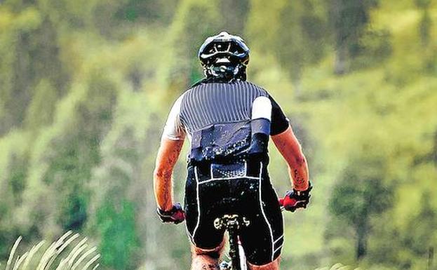 Un ciclista, disfrutando de la naturaleza.