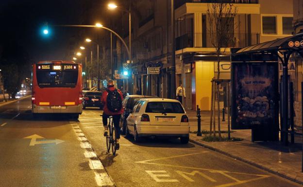 Ordenanza de movilidad | Ribó promete que los autobuses de Valencia pararán de noche donde sea en cuanto lo pida una usuaria