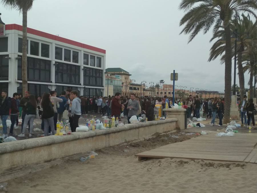 Fotos: Botellón en Valencia de alumnos de la facultad de Medicina