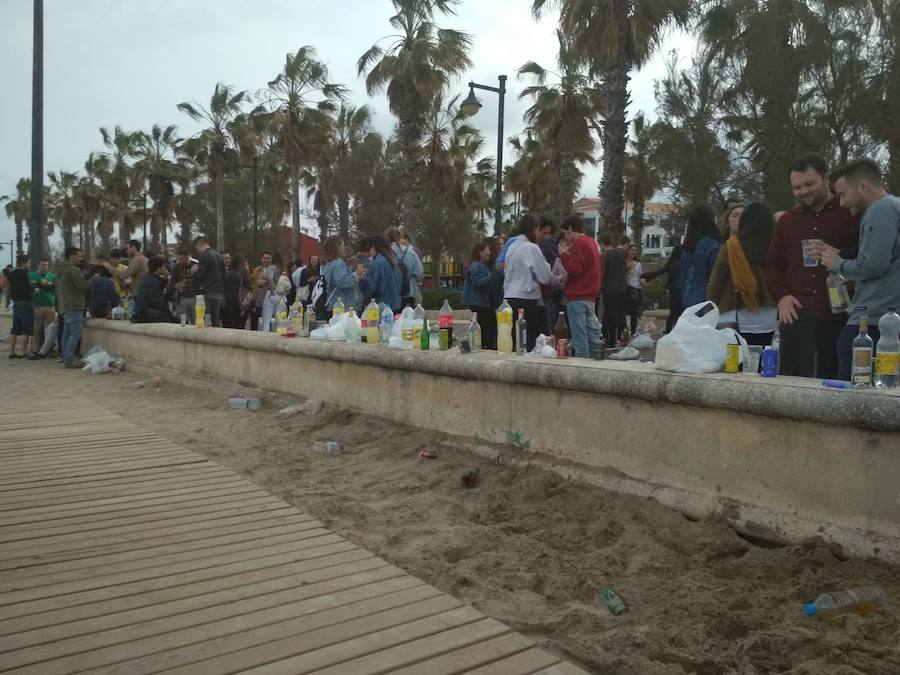 Fotos: Botellón en Valencia de alumnos de la facultad de Medicina