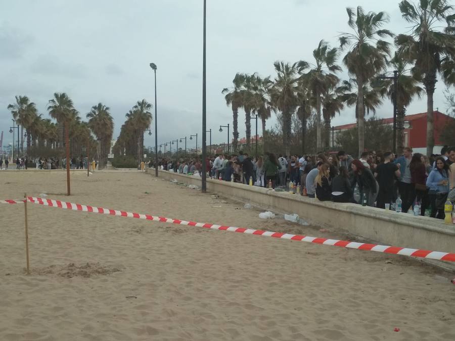 Fotos: Botellón en Valencia de alumnos de la facultad de Medicina