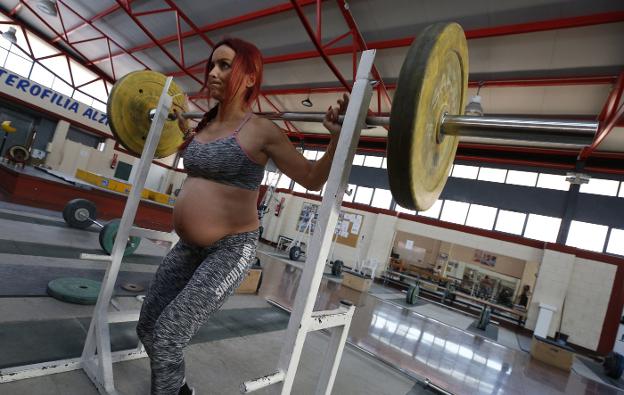  En pleno esfuerzo. La haltera Estefanía Juan levanta pesas en su entrenamiento en Alzira. 