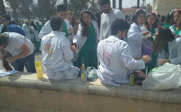 Botellón en la Malvarrosa, ayer.