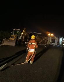 Imagen secundaria 2 - Bomberos del Consorcio Provincial, actuando con el camión en llamas.