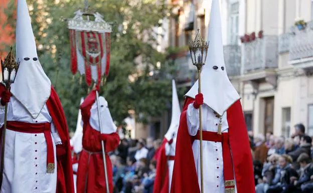 Una hermandad de la Semana Santa Marinera de Valencia, en una procesión.