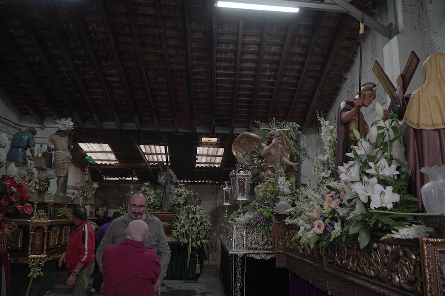 El Jueves Santo es el día en el que los valencianos acuden a contemplar los cristos y las dolorosas que se encuentran en las casas y locales de la Semana Santa Marinera. Además los Hermanos Mayores y la Junta Mayor realizan la visita a los Santos Monumentos albegados en el interior de las cuatro parroquias.