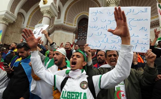 Argelinos salen a las calles para pedir la caída del antiguo régimen. 