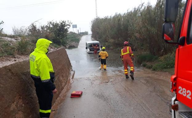 Una furgoneta atrapada en Quart de Poblet. 