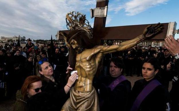 El Cristo del Salvador se queda sin el acto de la playa por la lluvia