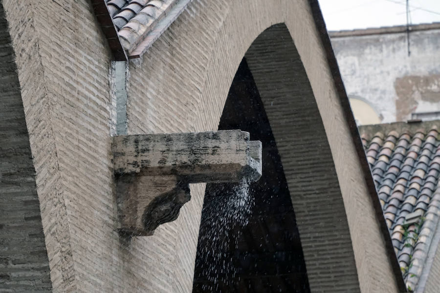 Viernes Santo pasado por agua en Valencia. 