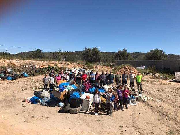 Componentes del Grup d'Acció Mediambiental del Marquesat tras una limpieza del Magro en 2017. 