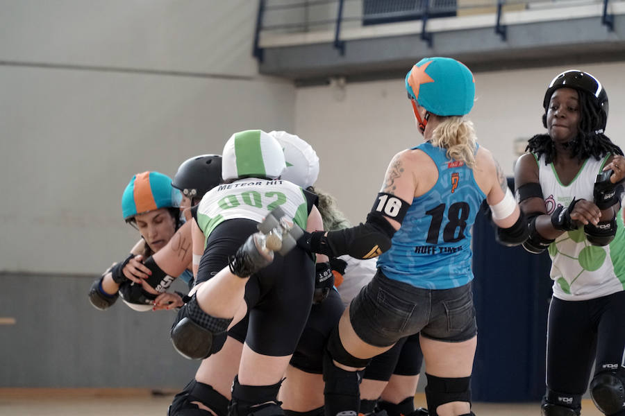 Valencia acoge este fin de semana (sábado y domingo) el mayor torneo de roller derby de España, un deporte femenino de patinaje de contacto. El Polideportivo de la Malvarrosa es el escenario de este espectacular evento. Las Rayo Dockers, el primer equipo de Valencia, se enfrentan a dos rivales internacionales: las Vienna Beasts (Austria) y las Atomium Kittens (Bélgica), para disputarse el ascenso en la clasificación europea. Además, el equipo B de la ciudad, las Rayo B-Lockers, en el que debutarán nuevas jugadoras, competirá contra las Rock 'n' Roller (Murcia) y las asturianas de La Güestia. La asistencia al evento es gratuita.