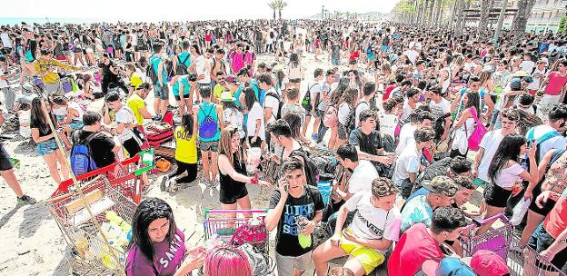 Música y deporte en la playa de San Juan para evitar el botellón de Santa Faz