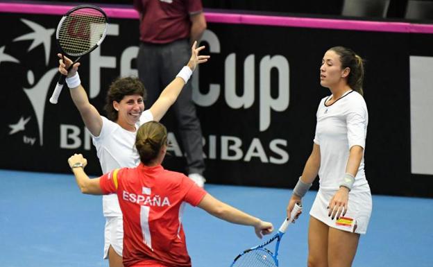 Carla Suárez (i) celebra el ascenso, junto a Anabel Medina y Garbiñe Muguruza. 