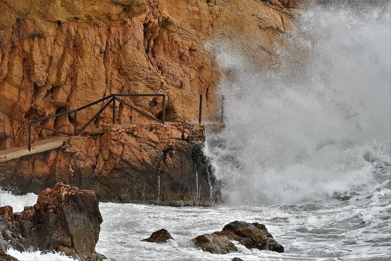 El temporal de lluvia y viento en la Comunitat Valenciana de esta Semana Santa ha finalizado este lunes por la tarde tras dejar registros históricos de lluvia, como los 302 litros por metro cuadrado en solo 24 horas en Xàbia / Jávea (Alicante)