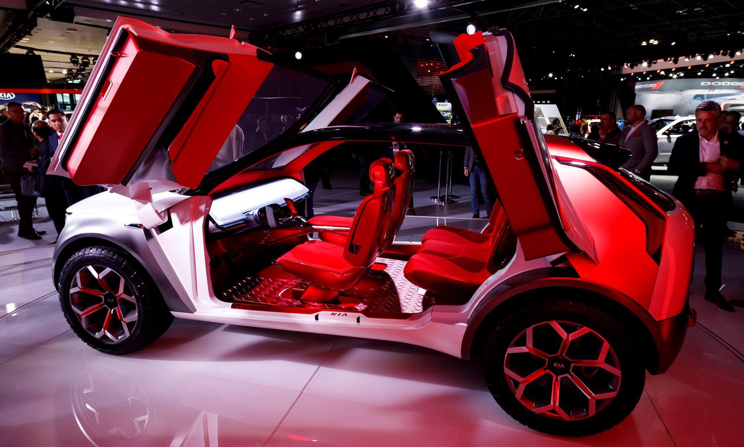 Varias personas observan el concept car Kia Habaniro durante el 2019 New York International Auto Show este miércoles en el Centro de Convenciones Jacob K. Javits, en Nueva York (EE. UU.).