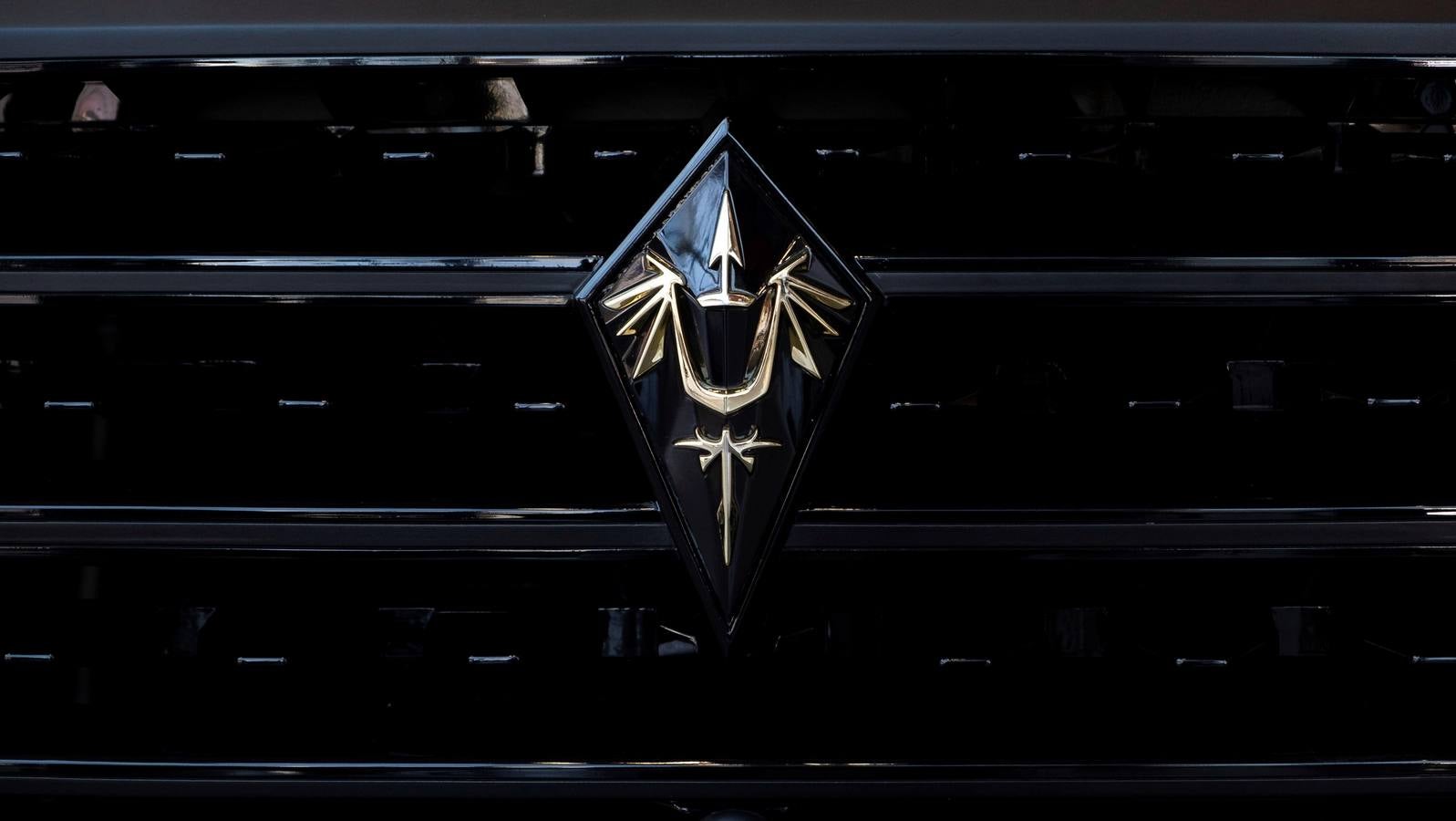 Logo de un 'camión de lujo' Karlmann King, otra forma de llamar al SUV más caro y lujoso del mundo, durante el 2019 New York International Auto Show este miércoles en el Centro de Convenciones Jacob K. Javits, en Nueva York.