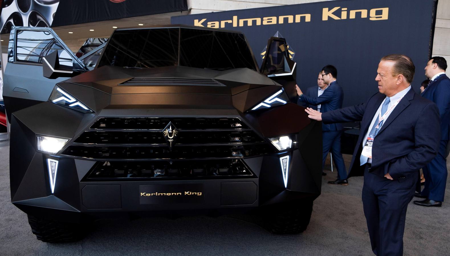 Presentado en Nueva York Karlmann King SUV, considerado el SUV más exclusivo y caro: con una pantalla de 45 pulgadas, iPads y Play Station $ incorporados y almacenaje de botellas de champán. 