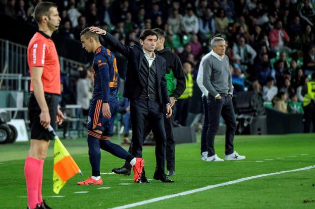 Marcelino consuela a Rodrigo cuando el futbolista se marchaba anoche al vestuario tras ser expulsado. 