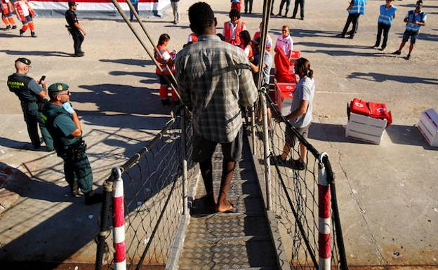 Un inmigrante desciende del buque de Open Arms. 