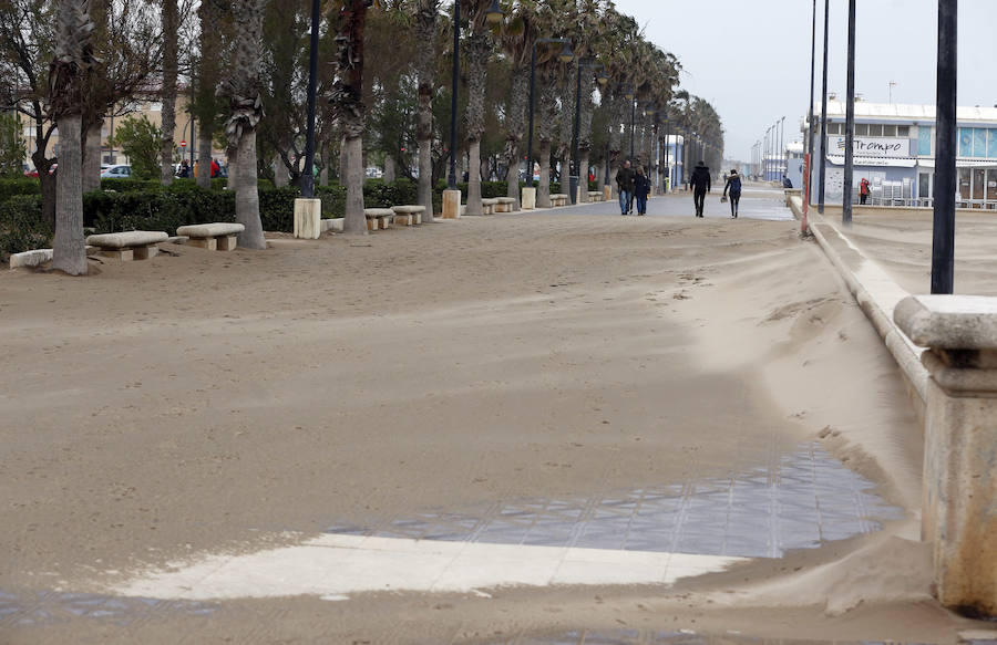 El temporal que ha sufrido la Comunitat esta Semana Santa ha golpeado con fuerza el litoral valenciano. El Marítimo y la playa de la Malvarrosa han soportado fuertes vientos que han empujado la arena, invadiendo el paseo.