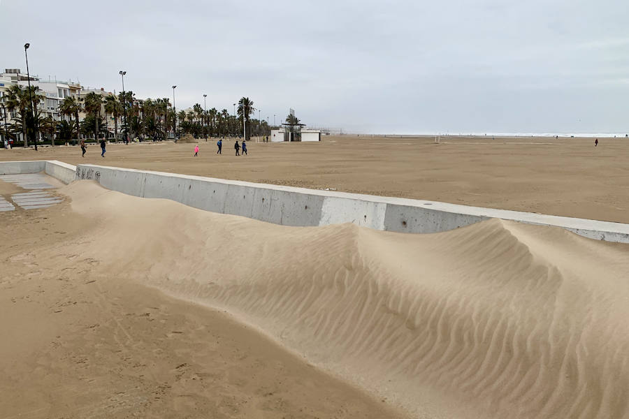 El temporal que ha sufrido la Comunitat esta Semana Santa ha golpeado con fuerza el litoral valenciano. El Marítimo y la playa de la Malvarrosa han soportado fuertes vientos que han empujado la arena, invadiendo el paseo.