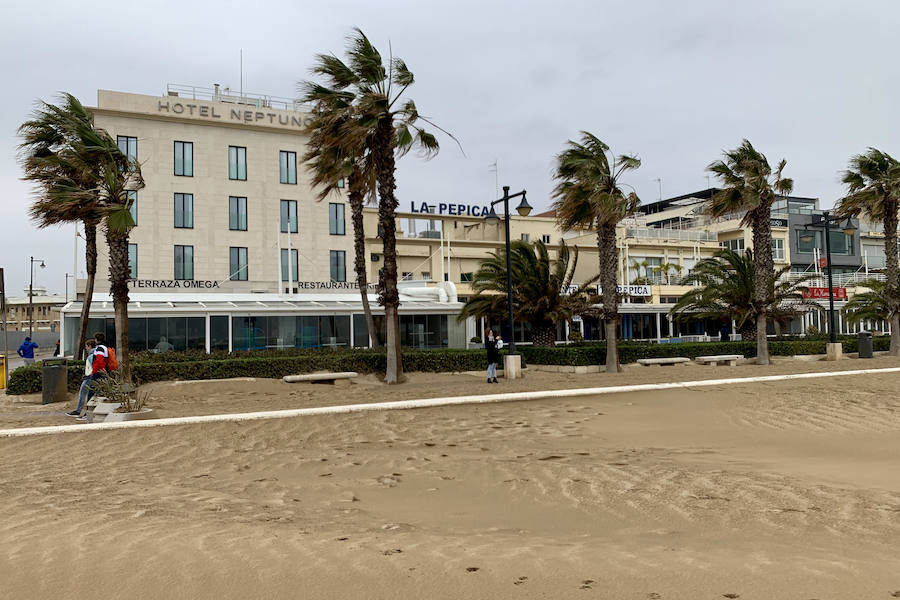 El temporal que ha sufrido la Comunitat esta Semana Santa ha golpeado con fuerza el litoral valenciano. El Marítimo y la playa de la Malvarrosa han soportado fuertes vientos que han empujado la arena, invadiendo el paseo.