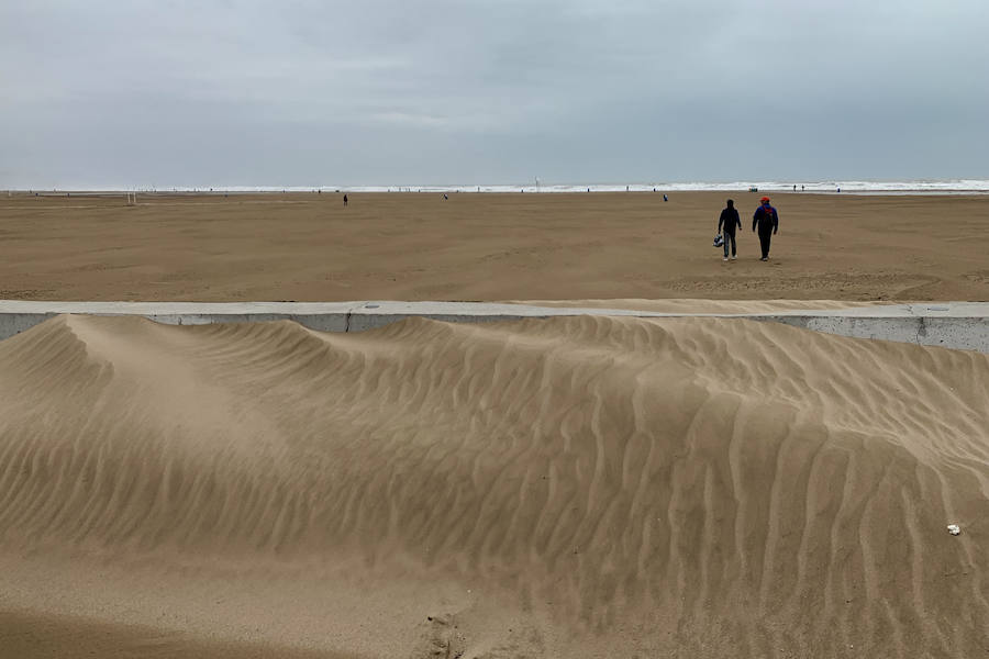 El temporal que ha sufrido la Comunitat esta Semana Santa ha golpeado con fuerza el litoral valenciano. El Marítimo y la playa de la Malvarrosa han soportado fuertes vientos que han empujado la arena, invadiendo el paseo.