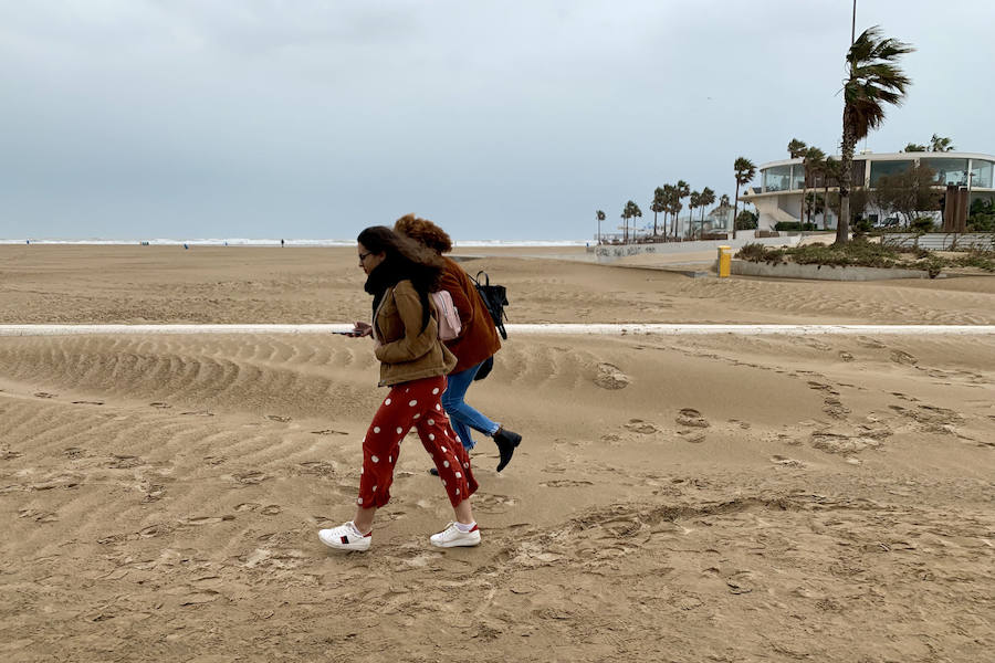 El temporal que ha sufrido la Comunitat esta Semana Santa ha golpeado con fuerza el litoral valenciano. El Marítimo y la playa de la Malvarrosa han soportado fuertes vientos que han empujado la arena, invadiendo el paseo.