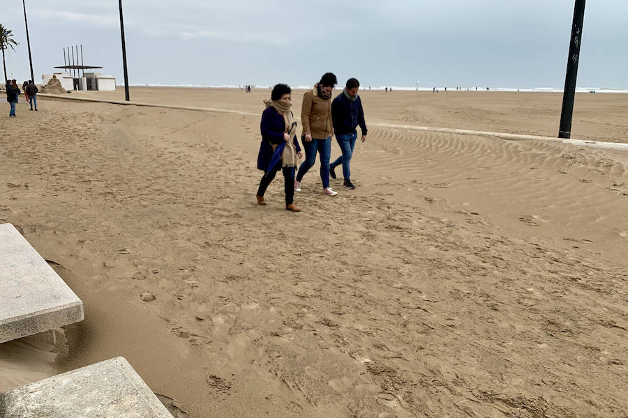 El temporal que ha sufrido la Comunitat esta Semana Santa ha golpeado con fuerza el litoral valenciano. El Marítimo y la playa de la Malvarrosa han soportado fuertes vientos que han empujado la arena, invadiendo el paseo.