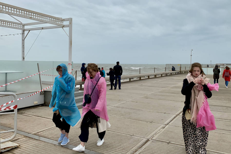 El temporal que ha sufrido la Comunitat esta Semana Santa ha golpeado con fuerza el litoral valenciano. El Marítimo y la playa de la Malvarrosa han soportado fuertes vientos que han empujado la arena, invadiendo el paseo.