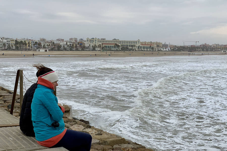 El temporal que ha sufrido la Comunitat esta Semana Santa ha golpeado con fuerza el litoral valenciano. El Marítimo y la playa de la Malvarrosa han soportado fuertes vientos que han empujado la arena, invadiendo el paseo.