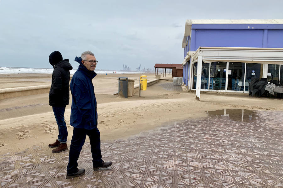 El temporal que ha sufrido la Comunitat esta Semana Santa ha golpeado con fuerza el litoral valenciano. El Marítimo y la playa de la Malvarrosa han soportado fuertes vientos que han empujado la arena, invadiendo el paseo.