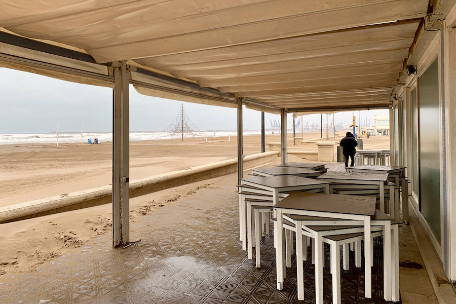 El temporal que ha sufrido la Comunitat esta Semana Santa ha golpeado con fuerza el litoral valenciano. El Marítimo y la playa de la Malvarrosa han soportado fuertes vientos que han empujado la arena, invadiendo el paseo.