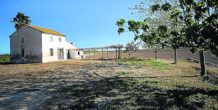 La casa de Verónica. No está rodeada de agua, como en la serie, porque ahora los campos están secos. Un cable al inicio del camino de entrada impide acceder en coche. Está deshabitada y sufrió un incendio.