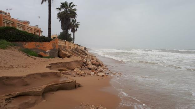 El fuerte oleaje, el viento y la lluvia han arrasado la playa de la Goleta de Tavernes que ha quedado destrozada. 