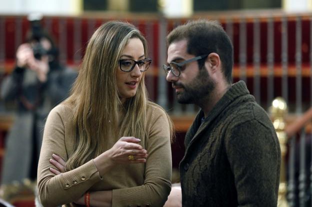 Rocío Gil conversa con Jesús Salmerón. 