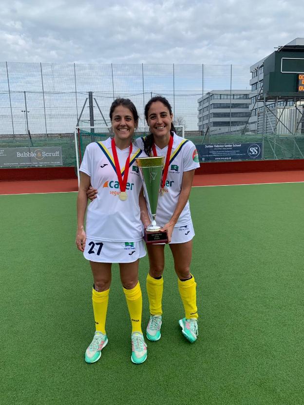 Amparo y Elisa Gil posan ayer con el trofeo. 