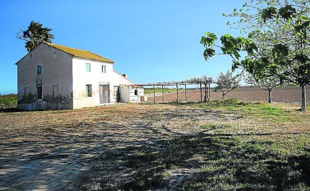 La casa de Verónica. No está rodeada de agua, como en la serie, porque ahora los campos están secos. Un cable al inicio del camino de entrada impide acceder en coche. Está deshabitada y sufrió un incendio.