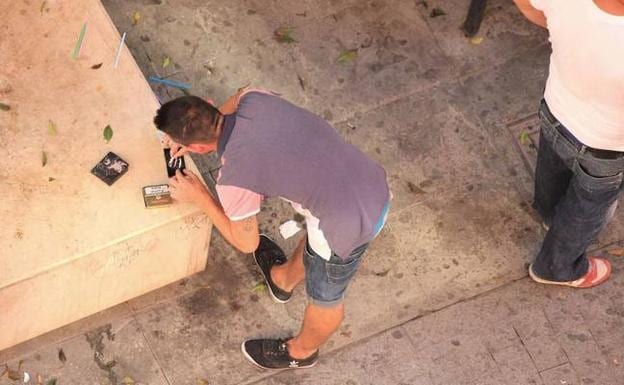 Un hombre manipula droga en una calle de Valencia. 
