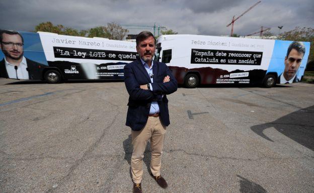 Ignacio Arsuaga, presidente de HazteOir, ante los autobuses que comenzarán a circular por las principales ciudades españolas.