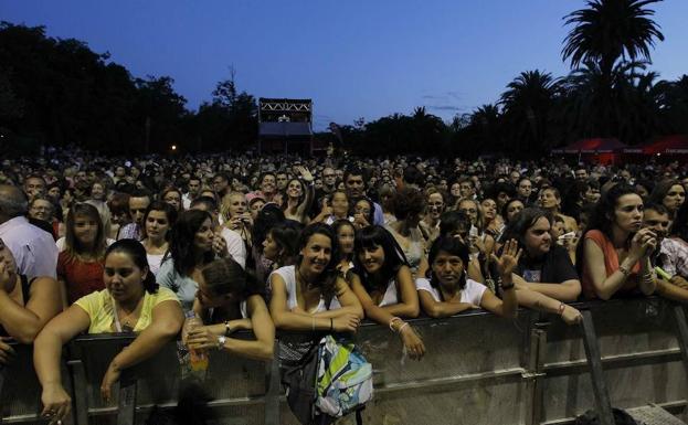 Público en los Jardines de Viveros para vivir un concierto de la Feria de Julio. 