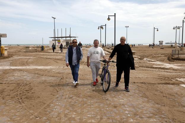 El paseo marítimo de Valencia, ayer, cubierto de arena por los efectos del temporal. 