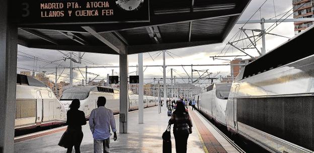 Varios viajeros caminan por la estación del AVE de Alicante. 