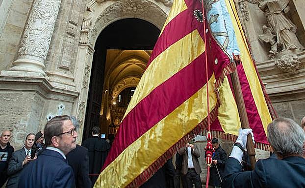 Imagen principal - La nueva Real Senyera pisa por primera vez las calles de Valencia