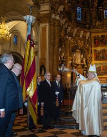 Imagen secundaria 2 - La nueva Real Senyera pisa por primera vez las calles de Valencia