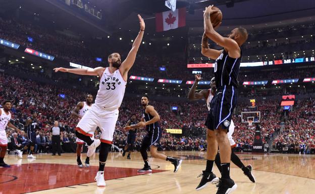 Marc Gasol intenta taponar un lanzamiento. 