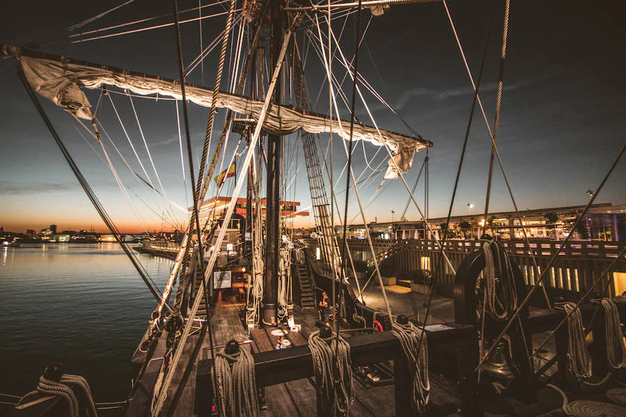 El Puerto de Castelló acoge desde este jueves 25 al lunes 29 de abril la segunda edición de Escala a Castelló. Un evento que recrea la vida marinera a través de la historia. Durante los cinco días del evento se podrá visitar el Galeón Andalucía, el velero Santa María Manuela, el pailebote Santa Eulàlia y otras naves como el patrullero de altura de la la Armada Española, Alborán, el buque SalvamarSabik, la patrullera de la Guardia Civil Río Nansa, el buque de salvamento SAR Mesana y el pesquero «El Paraíso». En la imagen el Galeón Andalucía: na réplica única del mundo de los legendarios barcos españoles que surcaron durante siglos el Caribe y conectaron el país con América y Asia.